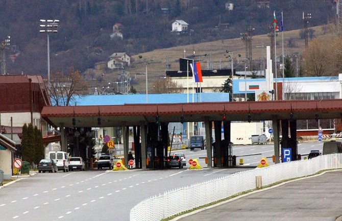 Carinik na granici rekao starici da izađe i da skine donji veš