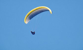 Paraglajderom pao u more