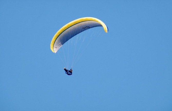 Paraglajderom pao u more