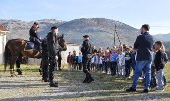 Učenici saznali nešto novo o policijskim konjima, psima i opremi
