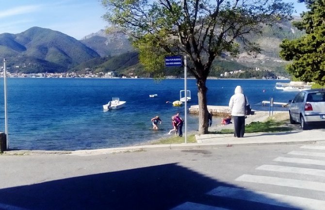 Mađarski turisti se kupali u Donjoj Lastvi, zima im ne smeta