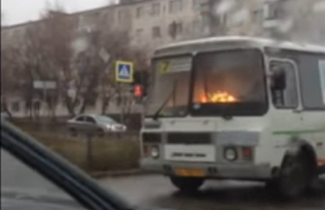 Vozio zapaljeni autobus kroz centar grada (VIDEO)