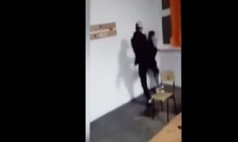 Pretukli dječaka pa ga tjerali da im ljubi ruke (VIDEO)