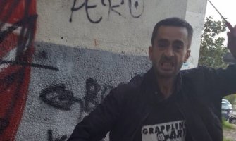 U jednoj ruci novčanik u drugoj nož: Pogledajte kako razbojnik napada inspektora (FOTO)