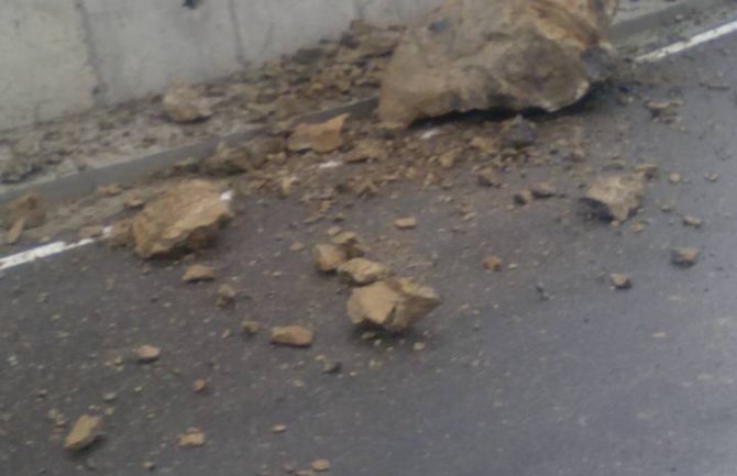 Odron na tek otvorenom magistralnom putu Petnjica–Podvade