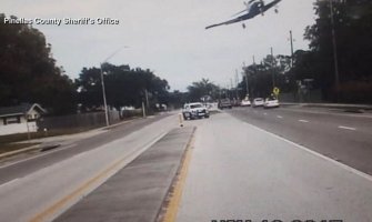 Florida: Avion pao na auto-put (VIDEO)