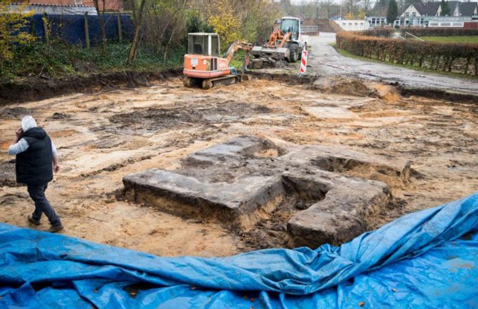 Hamburg: Na sportskom terenu otkrivena velika betonska svastika