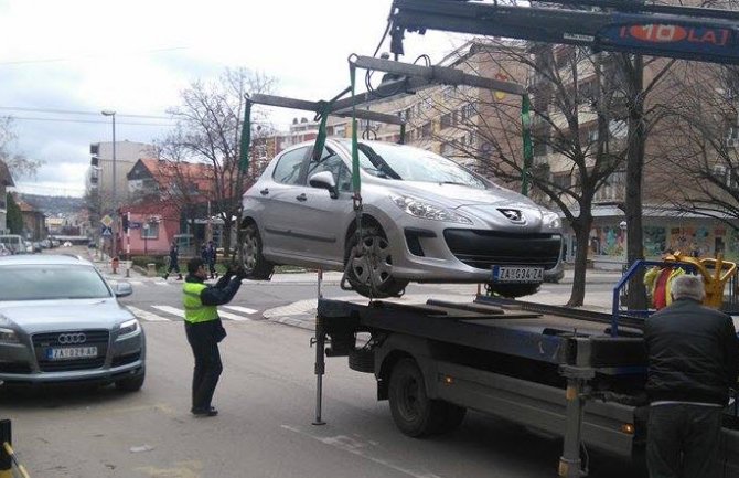 Pauk odnio auto sa šestomjesečnom bebom na zadnjem sjedištu