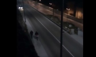 URA: Komunalna policija lijepi postere DPS-a po Cetinju(VIDEO)