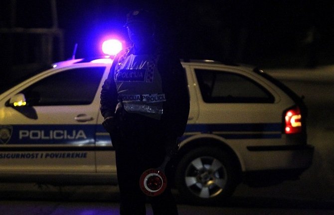 Bježao ukradenim Mercedesom izbušenih guma, hvatalo ga 15 policijskih vozila