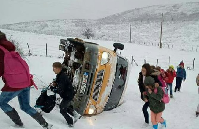 Bijelo Polje: U prevrtanju đačkog kombija povrijeđeno 8 djece, dvoje zadržano u bolnici (FOTO)