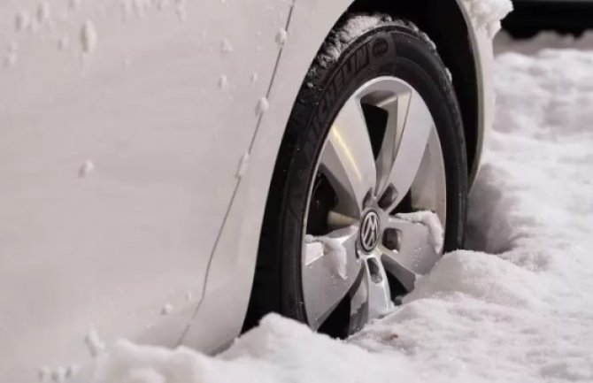 Policajci iz Plužina spasili Ruse iz vozila koje je bilo zavijano u sniježnom nametu