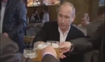 Evo kako to izgleda kad Putin izađe na piće sa prijateljima (VIDEO)