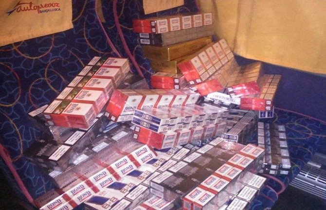Spriječen šverc cigareta: Sakrivene u krovu autobusa