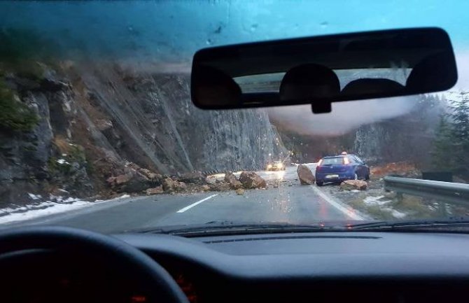 Odron na putu saobraćaj usporen