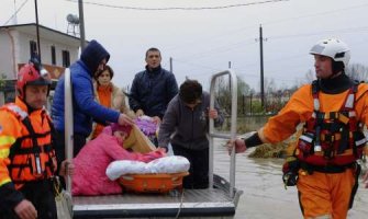 Poplave na jugu Albanije, jedna osoba stradala(FOTO)