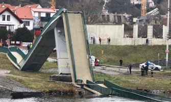 Srušio se pješački most, ima povrijeđenih