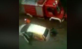 Cetinje: Vatrogasci spasili djevojku iz auta zarobljenog u vodi(VIDEO)