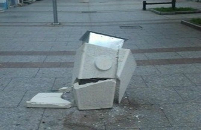 Već danas polomljene korpe koje su juče postavljene 