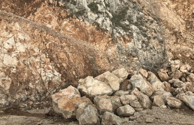 Otežana sanacija puta Cetinje - Budva zbog jake kiše i magle