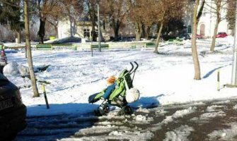 Identifikovani roditelji koji su bebu ostavili ispred kafića 