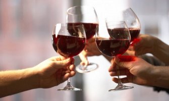 Evo zbog čega su proslave nezamislive bez kucanja čašama