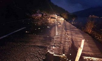 Obrušilo se brdo na putu Risan-Perast (VIDEO)
