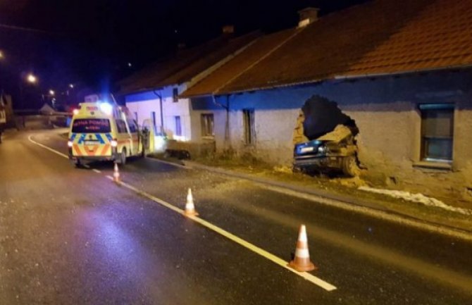 Bosanac BMW-om uletio u kuću pored puta