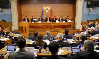 DF ponovo u Skupštini: Optužio Čarlsa Tanoka da je korumpiran od strane Mila Đukanovića