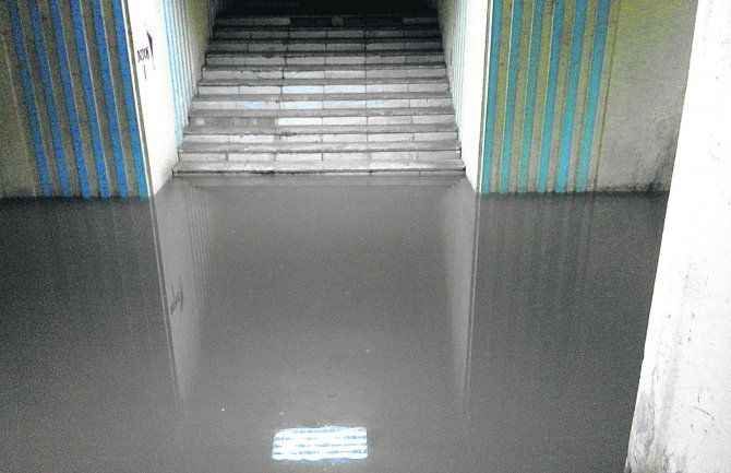 Podzemni prolaz na glavnoj Željezničkoj stanici u Nedakusima pun vode