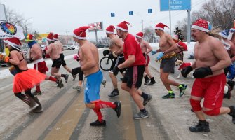  Rusija: Trka Djeda Mrazova na minus deset stepeni (FOTO)