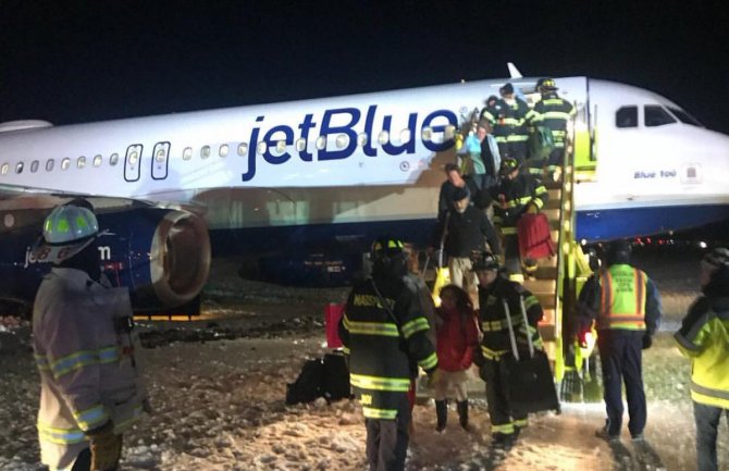 Boston: Avion skliznuo s piste, vatrogasci vadili putnike