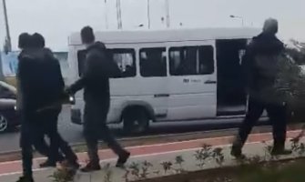 Podgorica: Ko je nasilnik koji je presreo kombi sa osnovcima i iste tukao?(VIDEO)