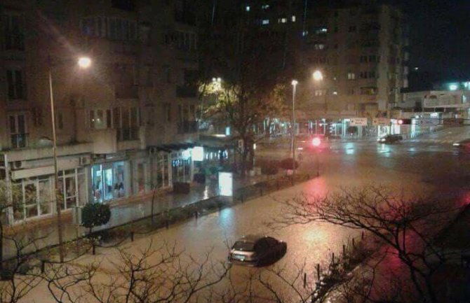 Jaka kiša otežala kretanje u Baru, na ulicama poplava(FOTO)(VIDEO)