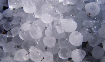 Čitaoci šalju: Grad pao u Baru, oštetio automobile (FOTO)