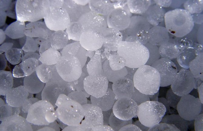 Čitaoci šalju: Grad pao u Baru, oštetio automobile (FOTO)