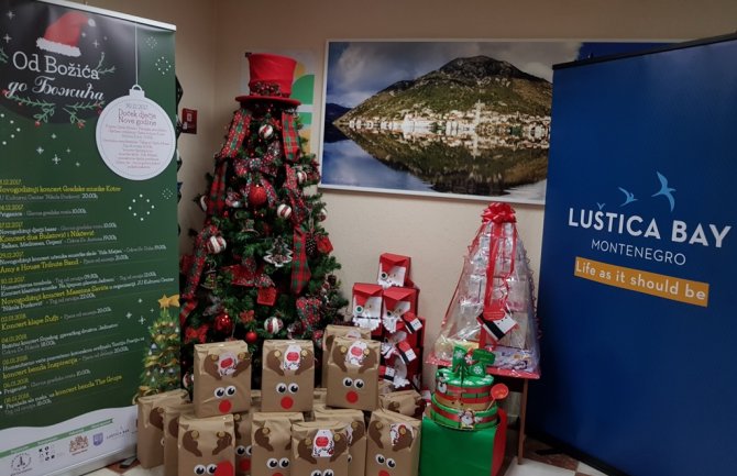 Novogodišnja bajka za djecu održana u Kotoru (FOTO)