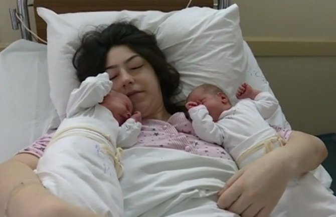 Podgorica: Bliznakinje Sara i Tea prve bebe rođene u novoj godini