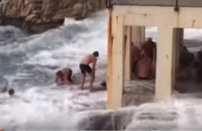 Nastradali tokom novogodišnjeg kupanja u Rijeci: Dvije osobe izgubile život, više povrijeđeno(VIDEO)