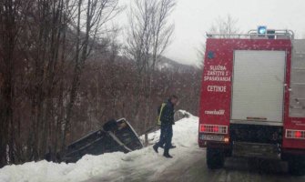 Ivanova korita: Auto sletjelo s puta, saobraćaj bio u prekidu