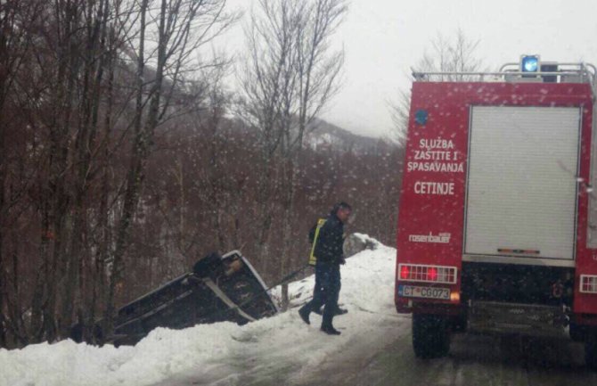 Ivanova korita: Auto sletjelo s puta, saobraćaj bio u prekidu