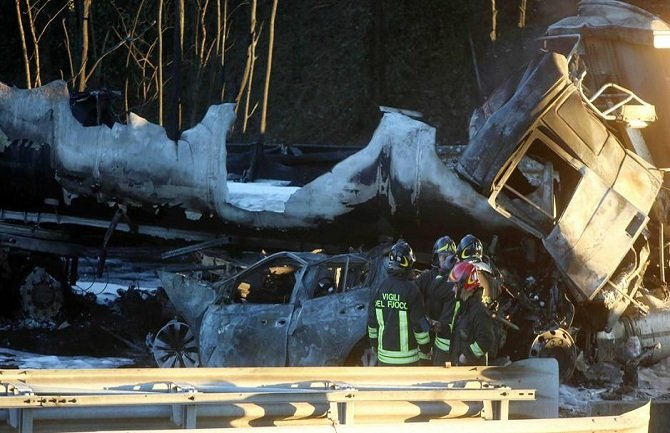 Sudar automobila, cisterne i kamiona: Među poginulima i djeca (VIDEO)