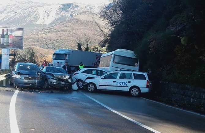 Lančani sudar na Svetom Stefanu, povrijeđeno šest osoba