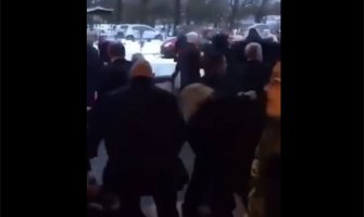 Opšta tuča na sahrani, više osoba teško povrijeđeno (VIDEO)