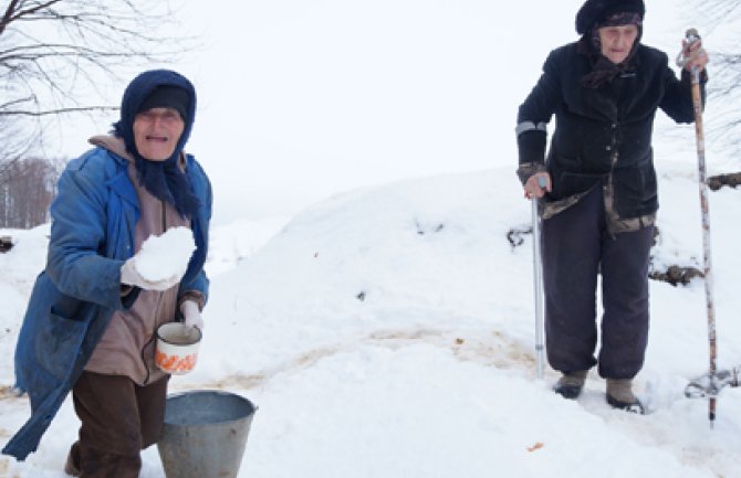 Starice pra­zni­ke do­če­ka­le za­vi­ja­ne i bez vo­de: Topim snijeg da skuvam ručak i napojim stoku