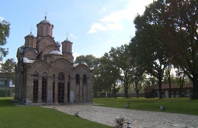 Grupa Albanaca blokirala pristup manastiru u Đakovici