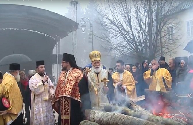 Nalaganje badnjaka na Cetinju na dvije lokacije