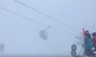 Nevrijeme na Alpima uznemirilo turiste: Vjetar baca gondolu, bore se da ne ispadnu(VIDEO)