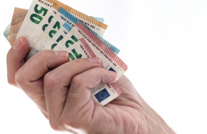 Funkcioneri DPS-a izdvajaju tri, SNP-a četiri odsto za članarinu