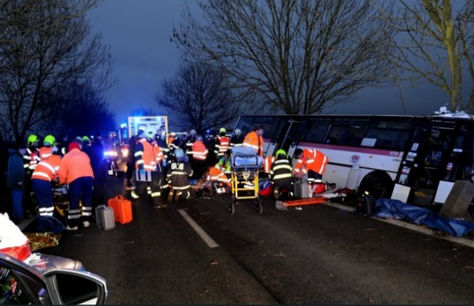 Prag: Sudar autobusa i automobila, troje stradalo, 45 povrijeđenih